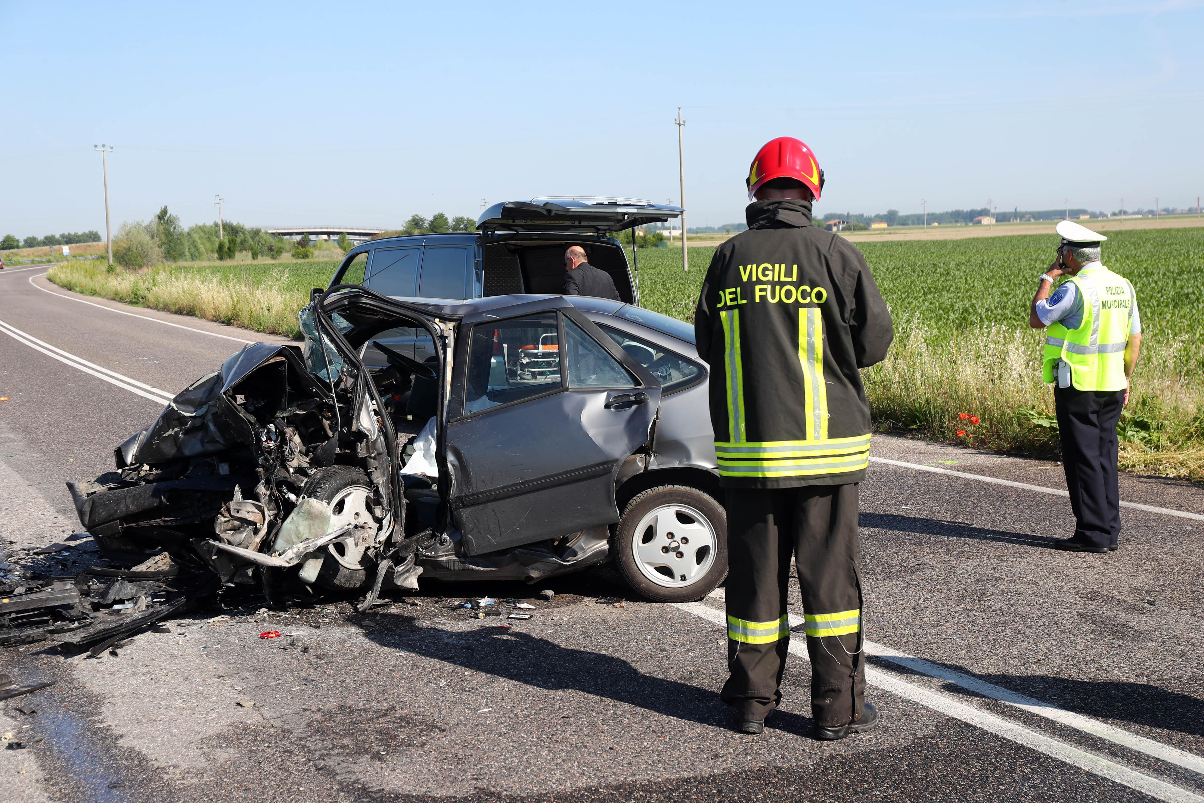 L'auto distrutta dopo l'impatto