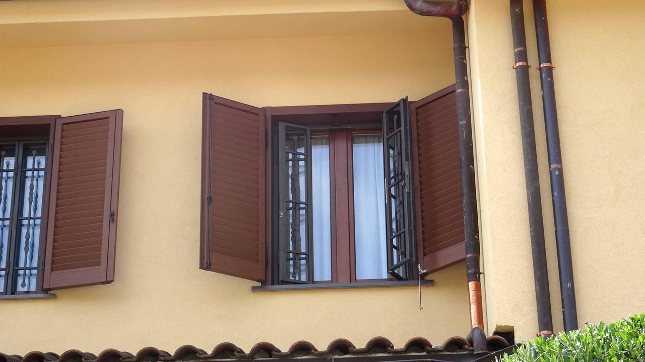 Il 50enne stava lavorando sul tettino di un appartamento (foto Gori)