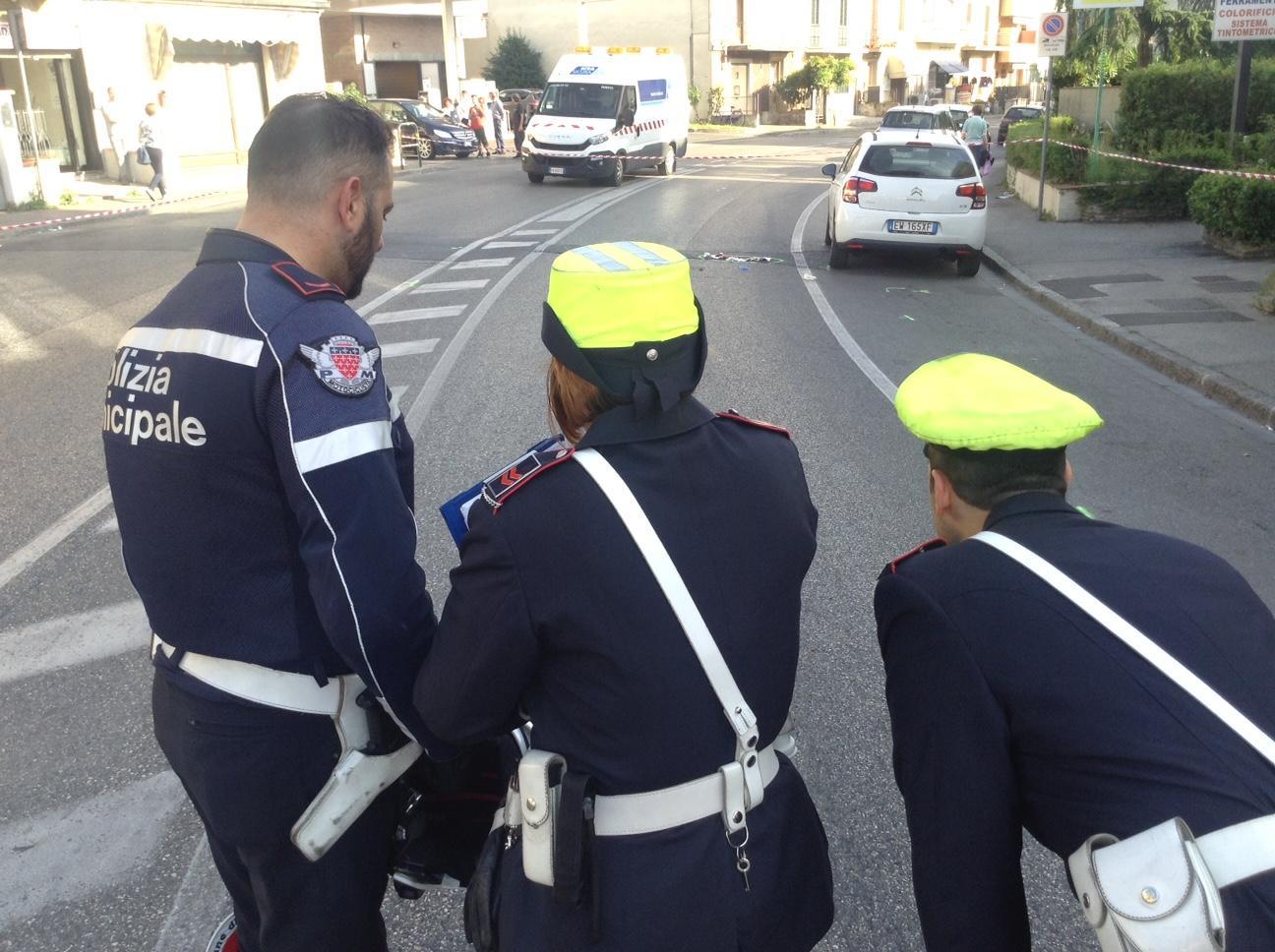 I rilievi della polizia stradale dopo l'incidente in via Roma (foto Batavia)