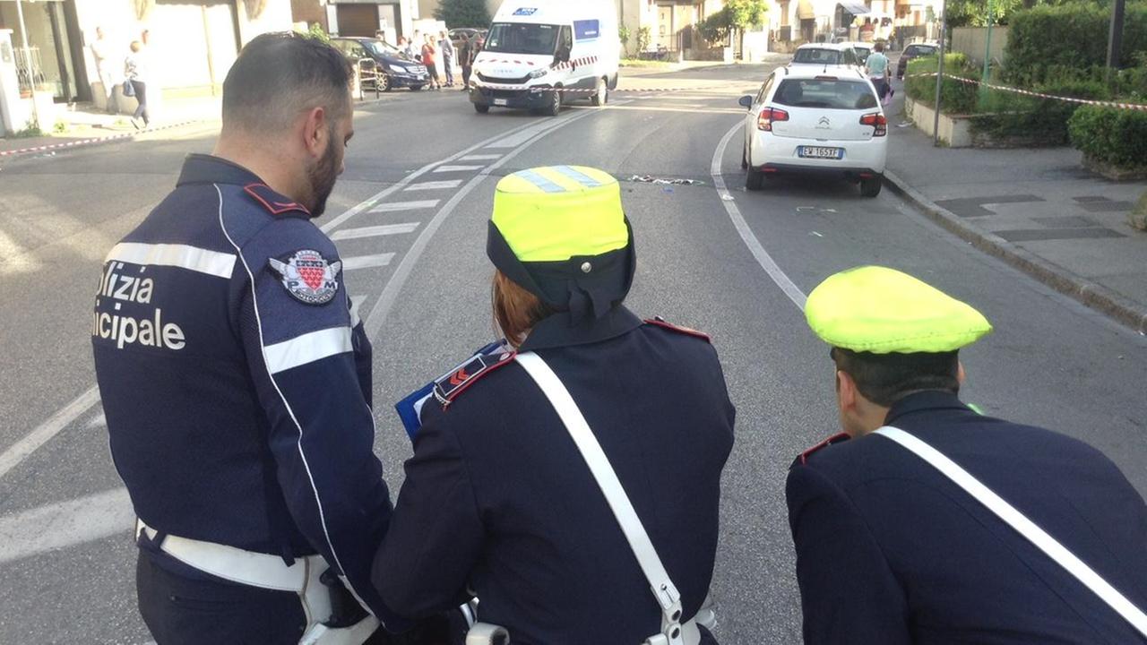 I rilievi della polizia stradale dopo l'incidente in via Roma (foto Batavia)