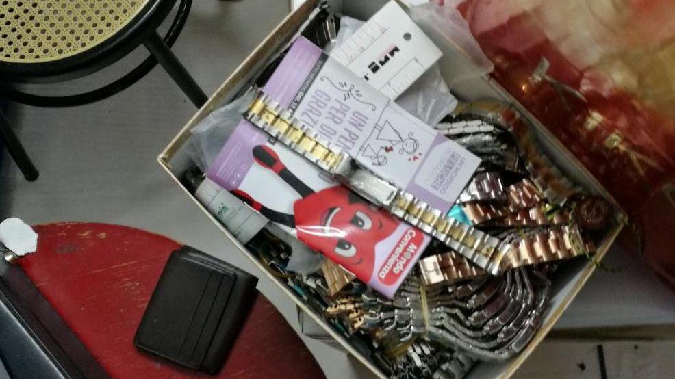 Migliaia di falsi Rolex, arresti e sequestri nella casa-fabbrica