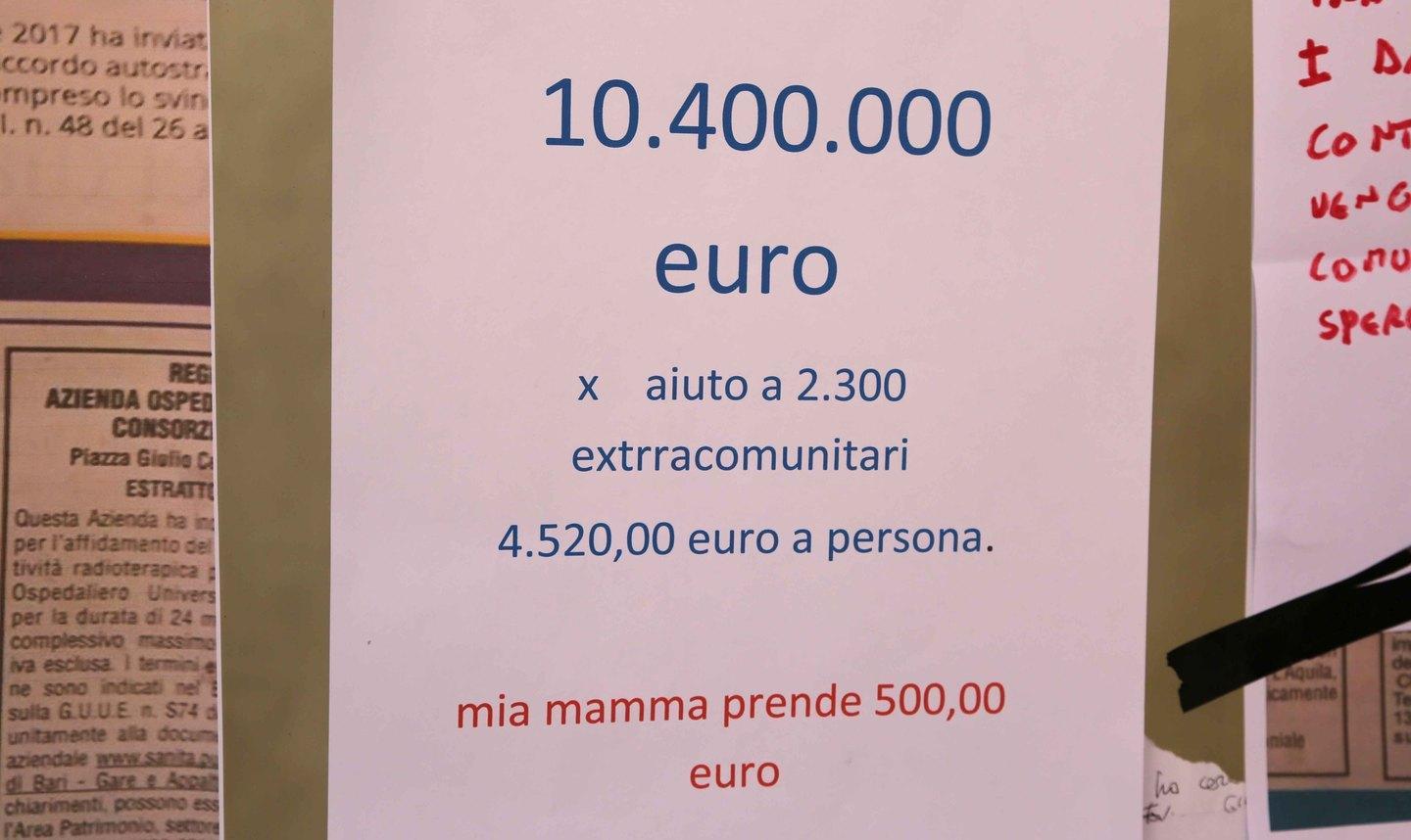 Reggio Emilia, la vetrina tappezzata: ''Soldi ai profughi e a mia madre 500 euro'' 