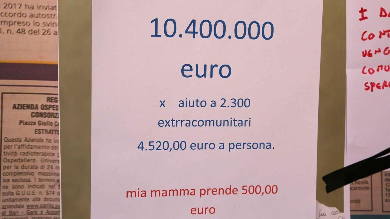 Reggio Emilia, la vetrina tappezzata: ''Soldi ai profughi e a mia madre 500 euro'' 