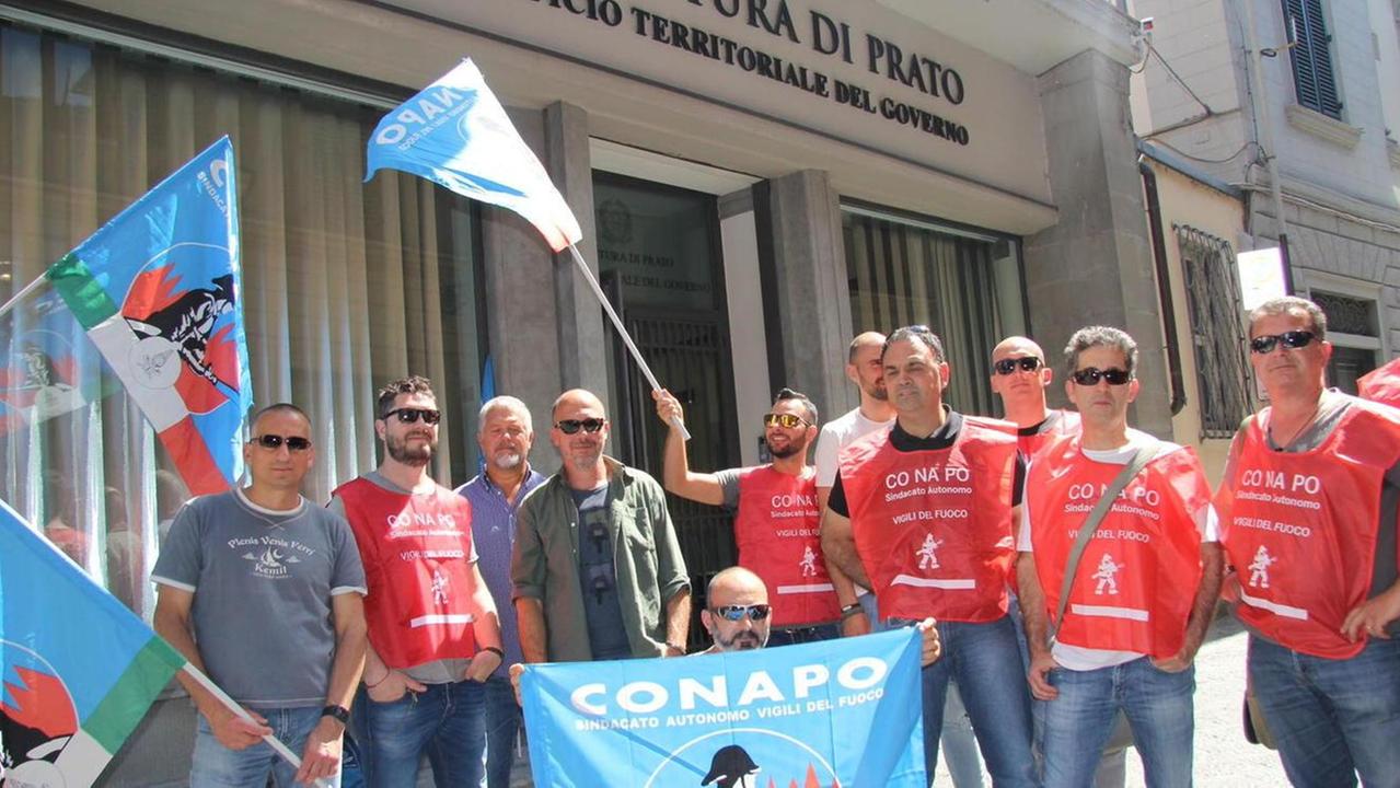 I vigili del fuoco del Conapo protestano per la paga bassa