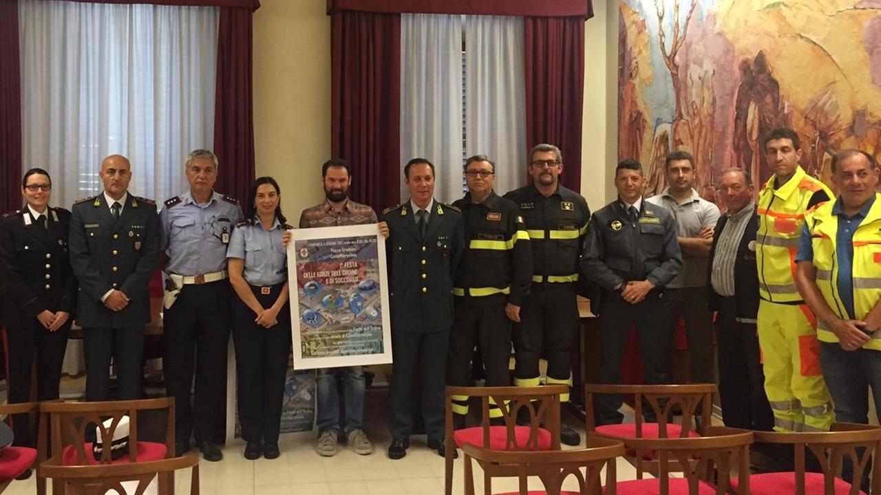 Forze dell’ordine e soccorritori vanno a... scuola, poi festa in piazza