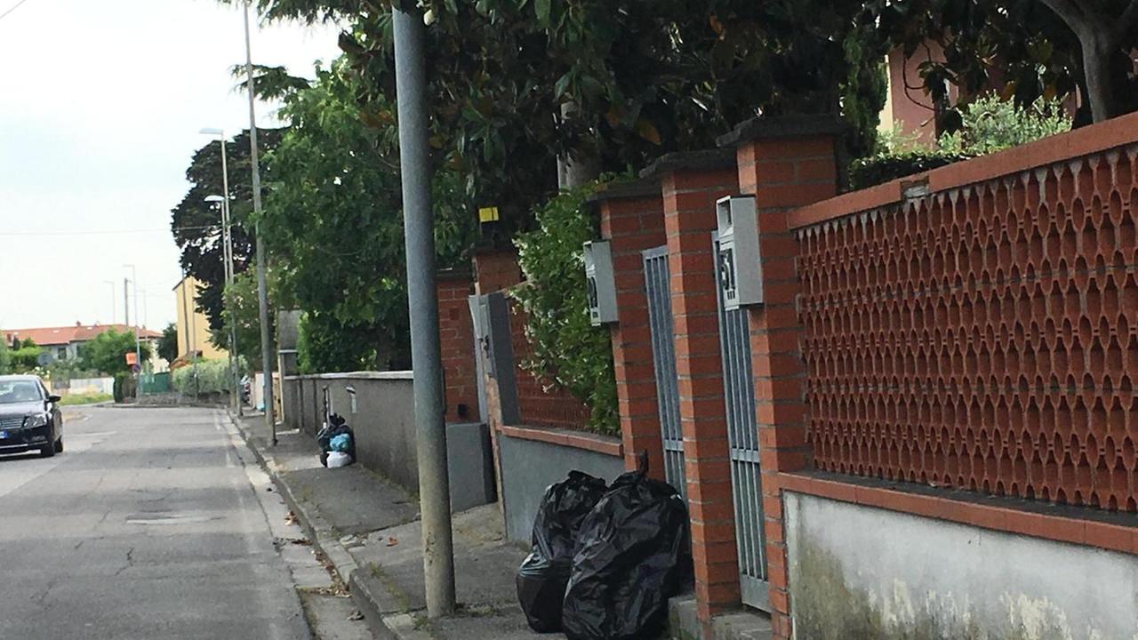Pali della luce in mezzo ai marciapiedi