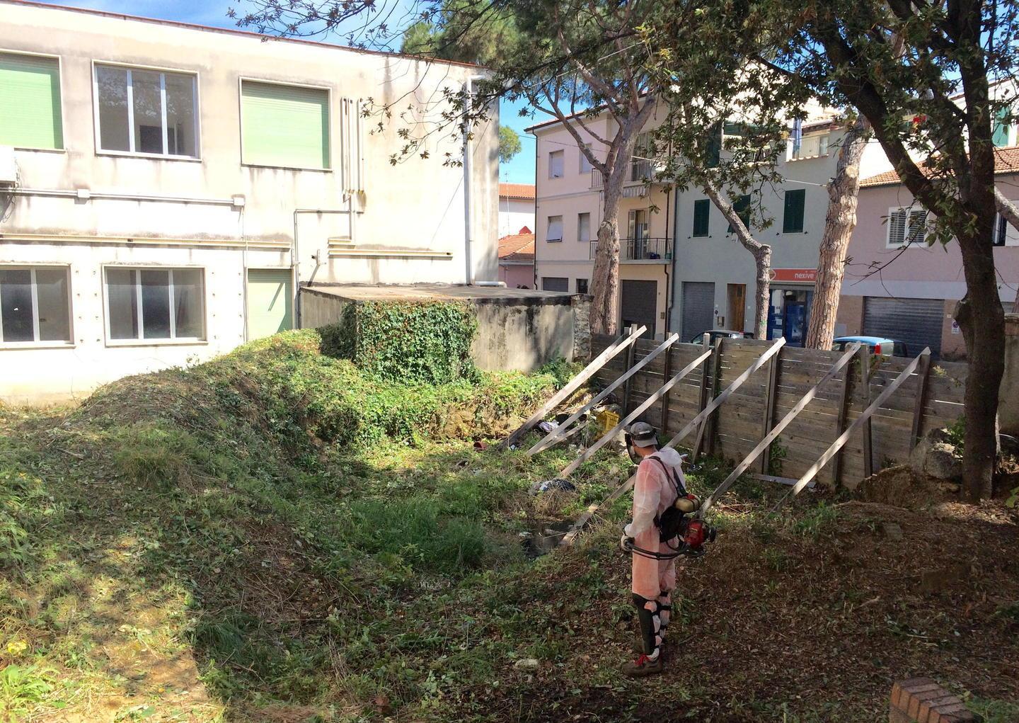 Sfalcio dell’erba e pulizie negli ex uffici di via Boccaccio