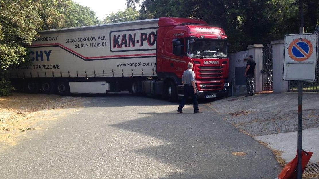 Autocarro incastrato in mezzo alla strada bloccata per 24 ore