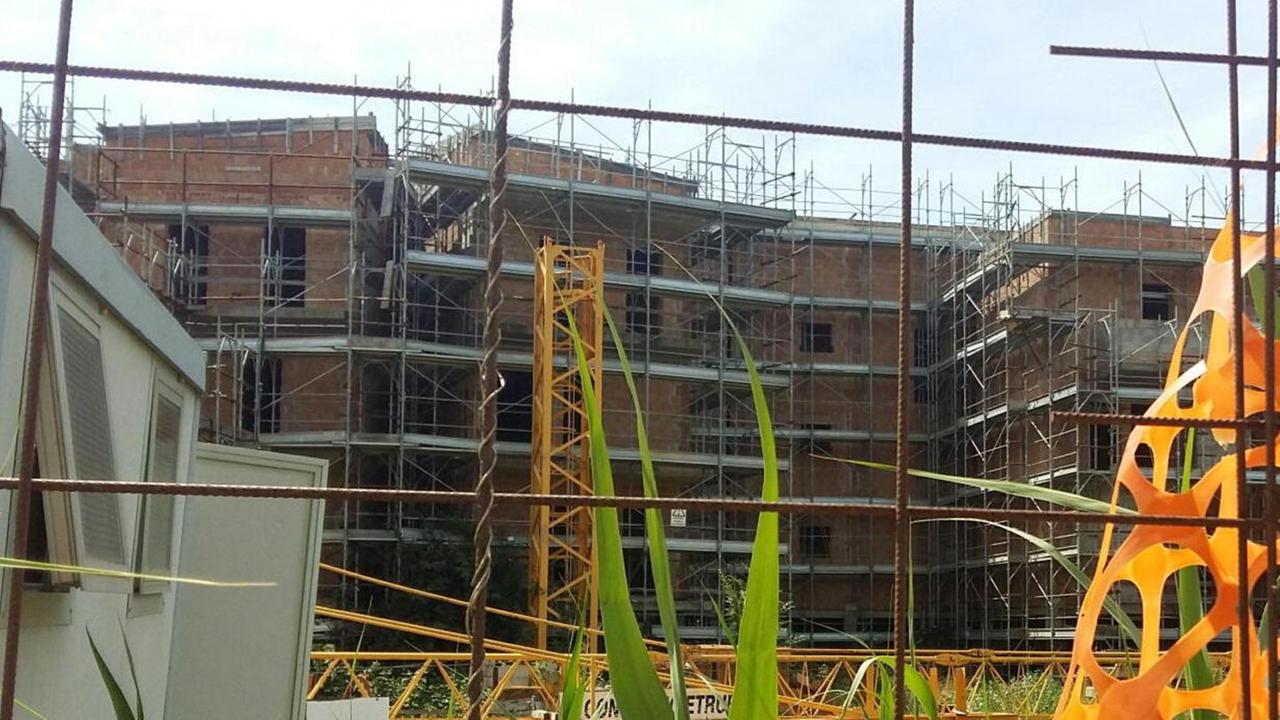 Cade dentro al palazzo abbandonato