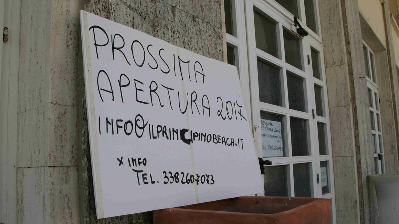 Il Principino riapre la spiaggia e assume