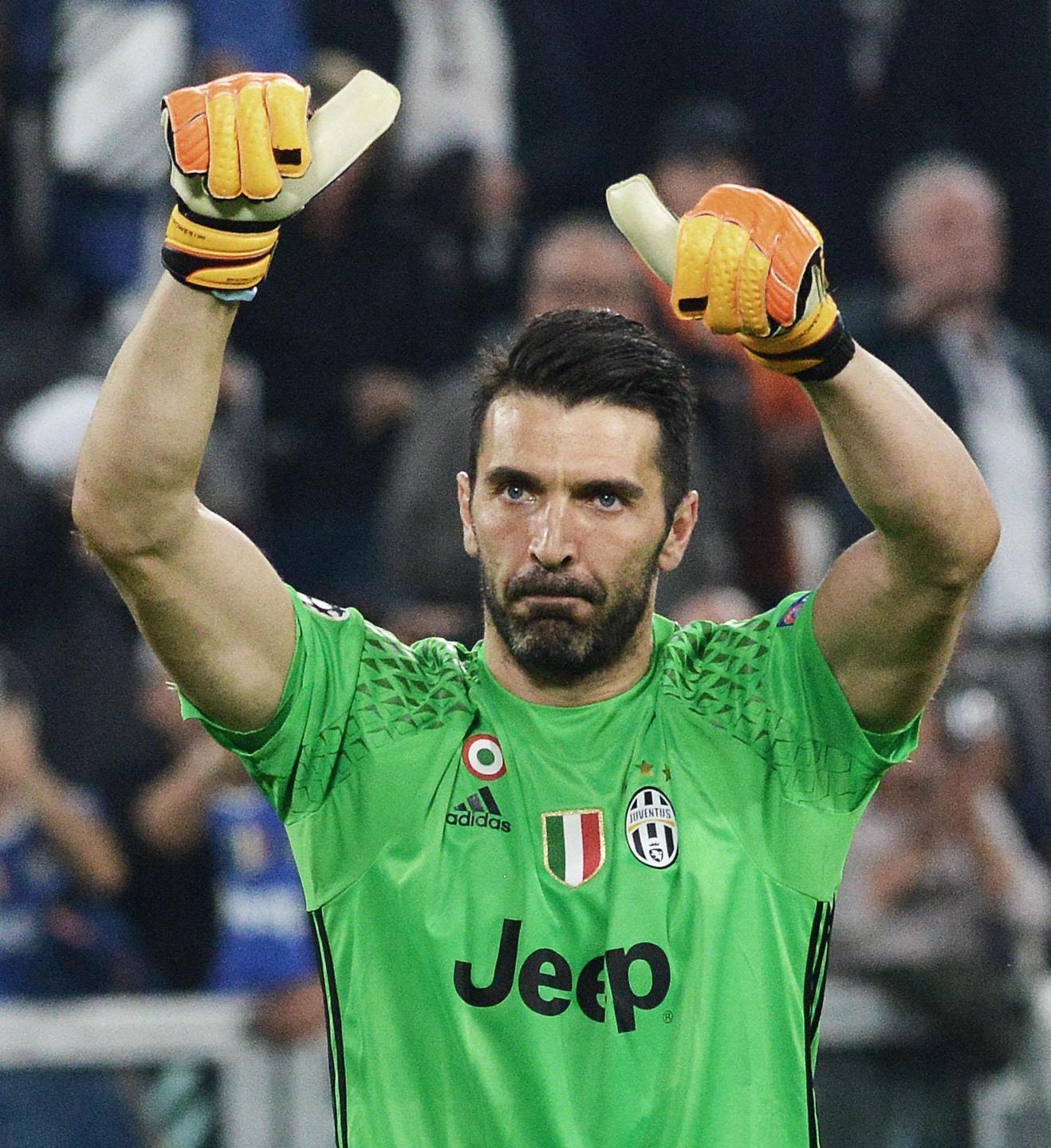 L’annuncio di Sgarbi: Buffon è iscritto al mio movimento