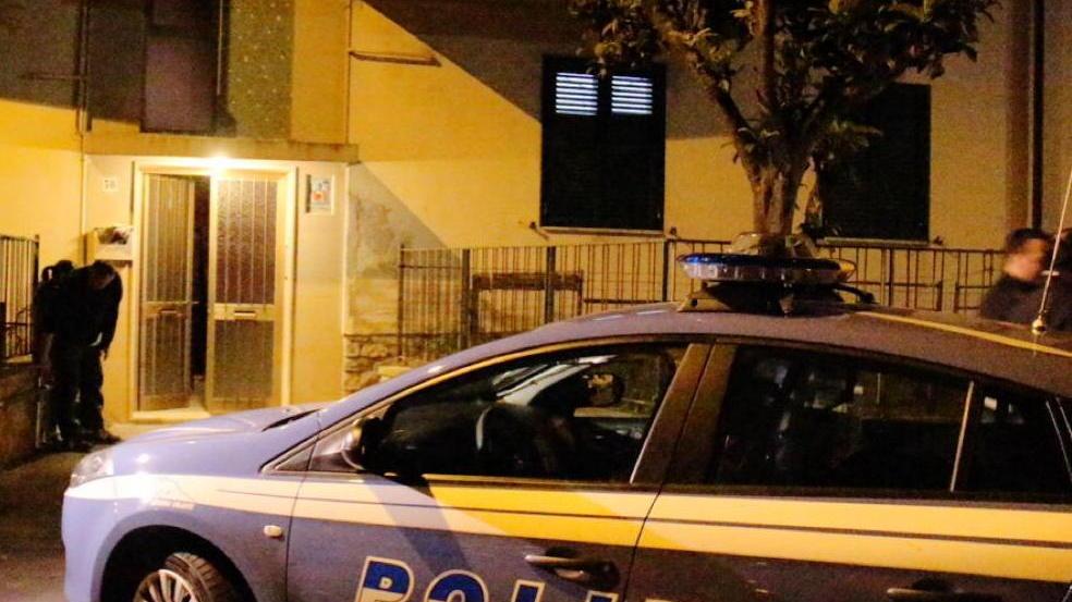 «Fatevi sotto: vi uccido», feriti quattro poliziotti