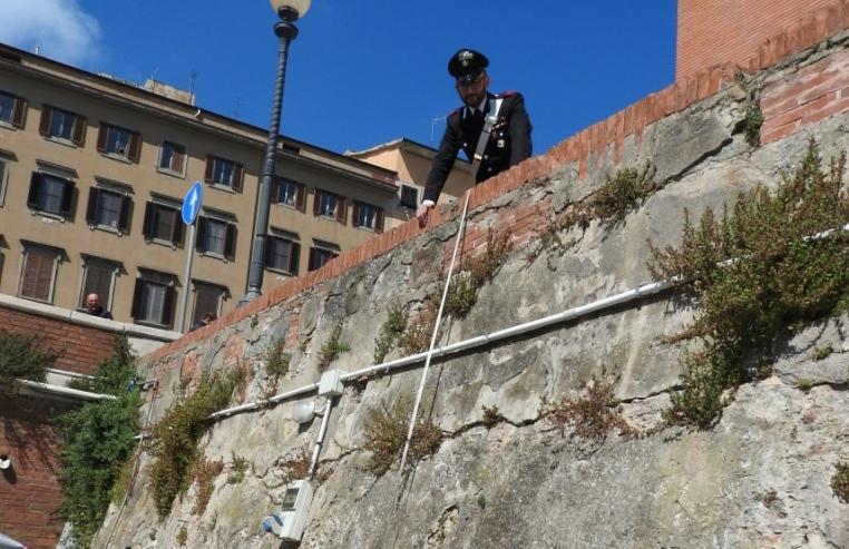Spinge la fidanzatina giù dai Fossi: arrestato a 17 anni  