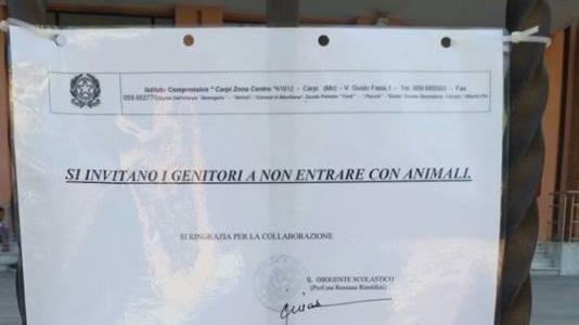 Divieto di entrare a scuola ai genitori con gli animali