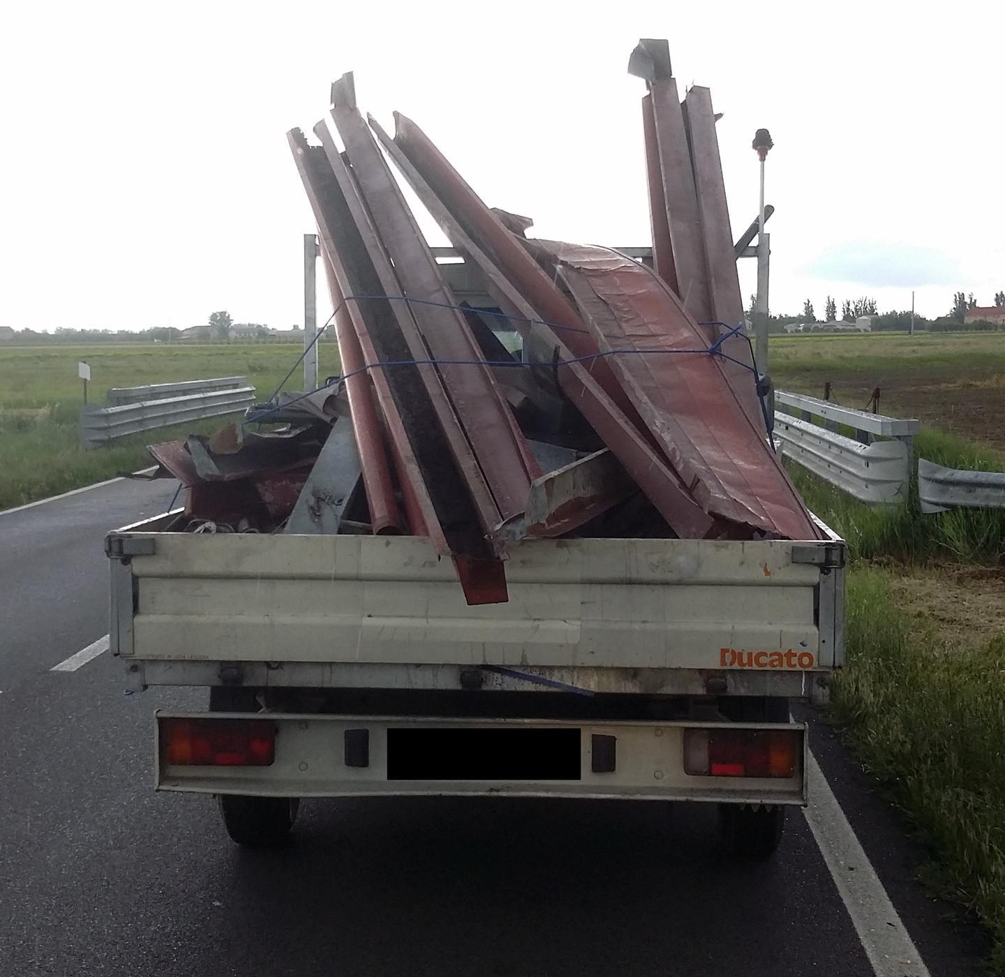 Grondaie sospette su un furgone 
