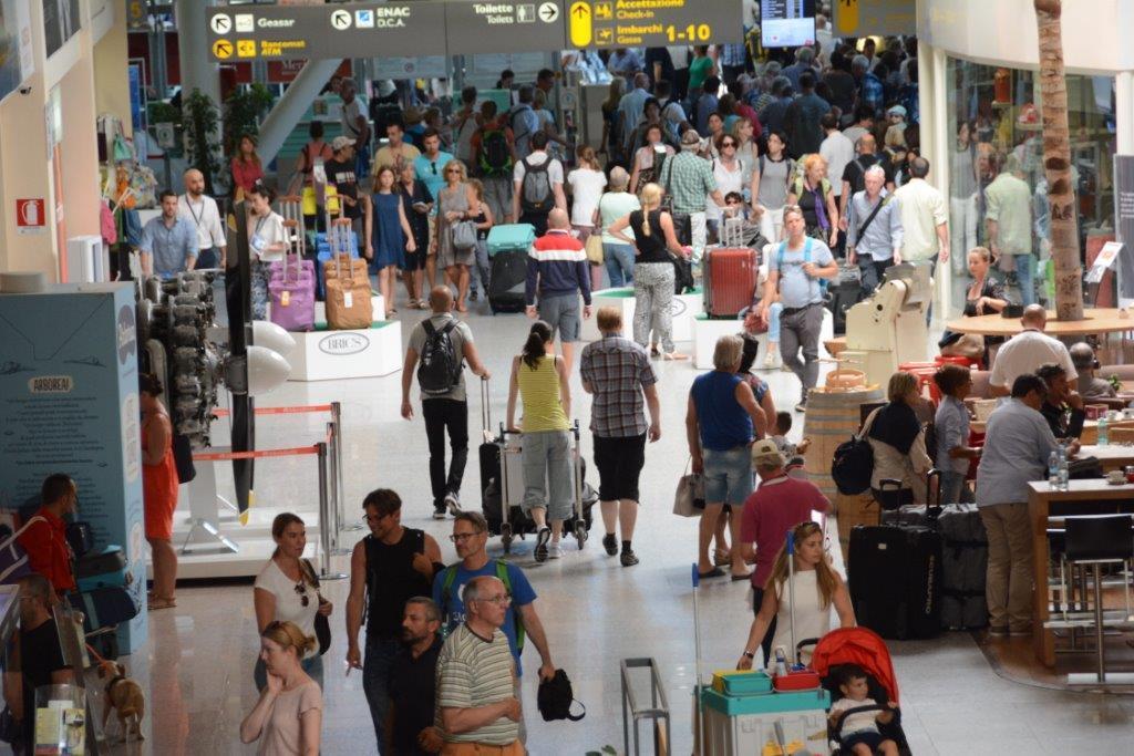 Folla di turisti in aeroporto a Olbia 