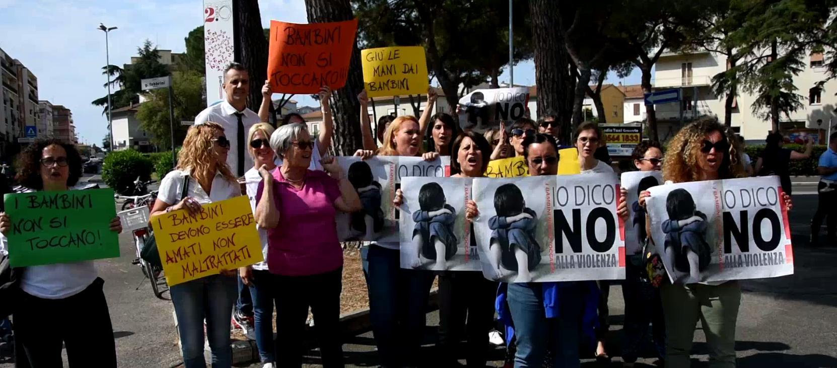 Le mamme di fronte al Tribunale (Foto Agenzia Bf)
