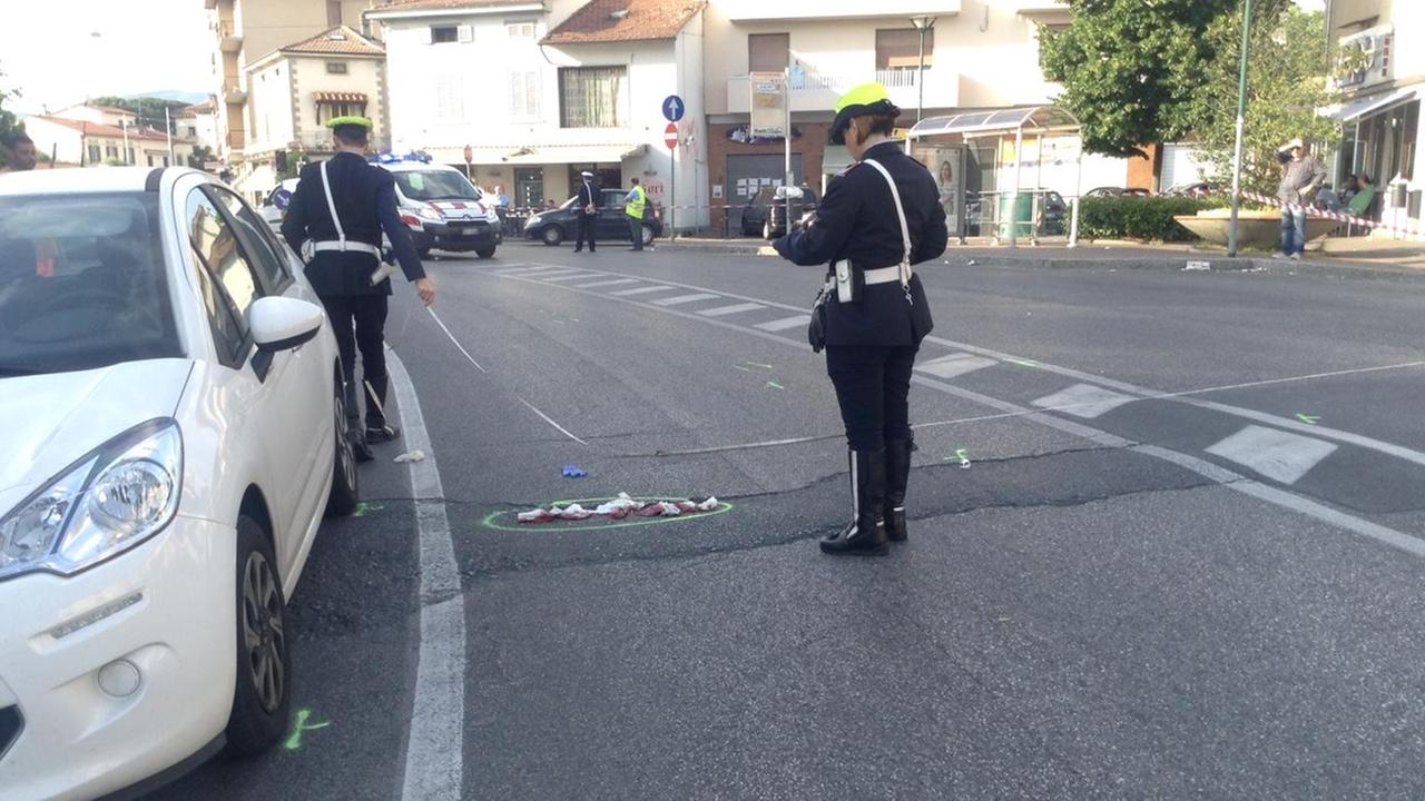 I rilievi della polizia municipale sul luogo dell'incidente (foto Batavia)