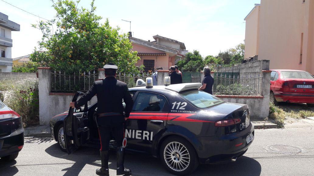I carabinieri davanti all'abitazione del pensionato rapinato a Terralba (foto F. Pinna)