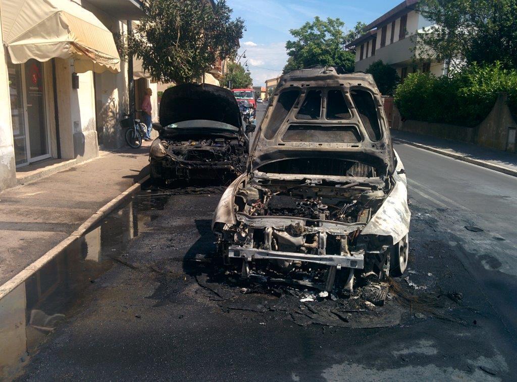 Le due auto andate a fuoco a Castiglione della Pescaia