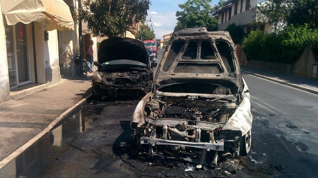 Le due auto andate a fuoco a Castiglione della Pescaia