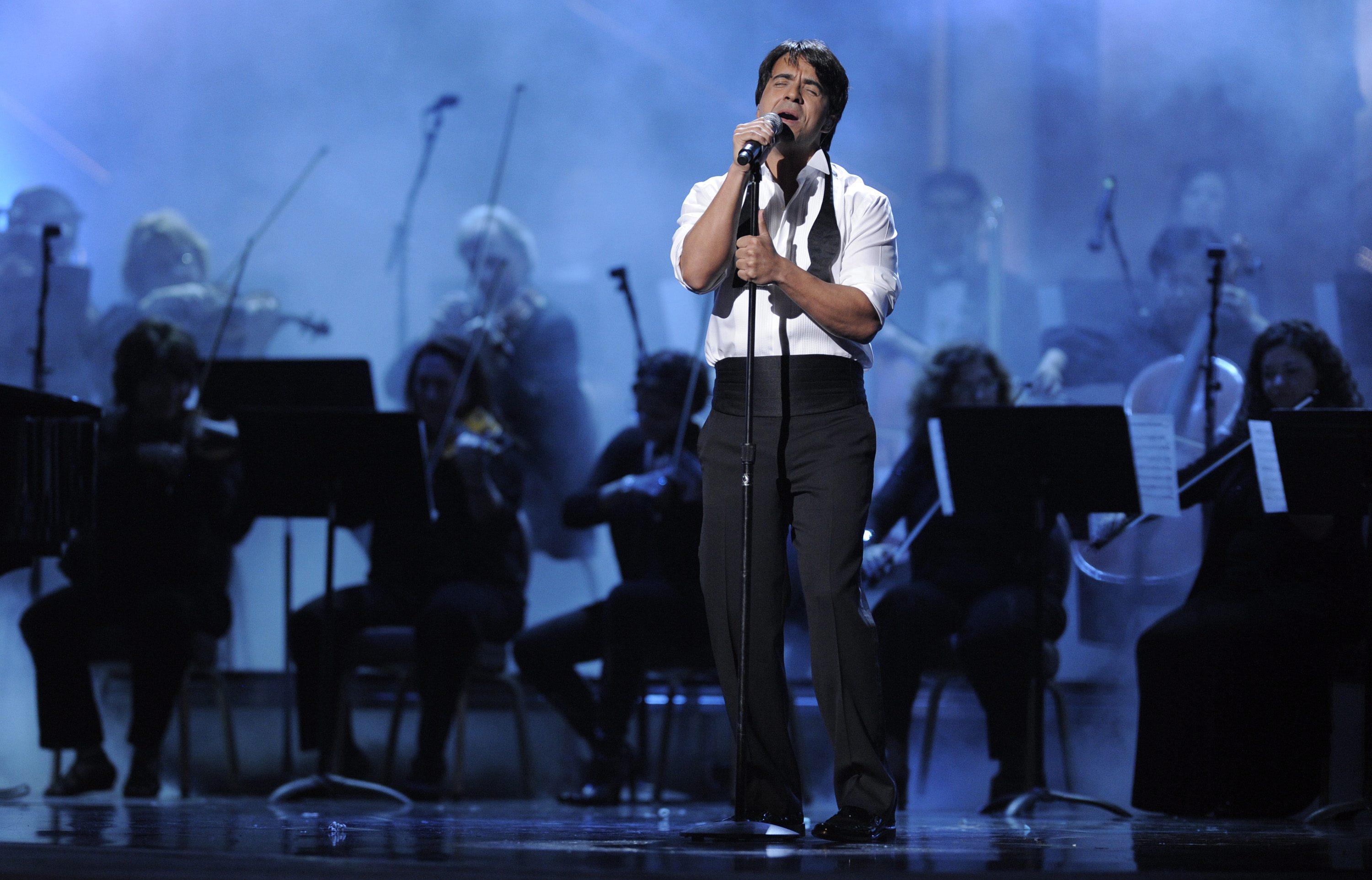 Luis Fonsi durante un'esibizione
