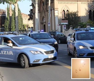 Le volanti della polizia e i segni lasciati dai ladri