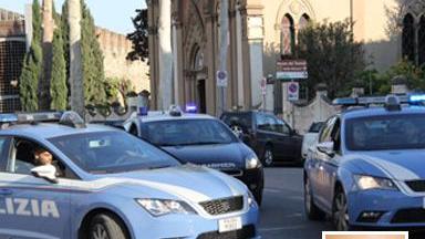 Le volanti della polizia e i segni lasciati dai ladri