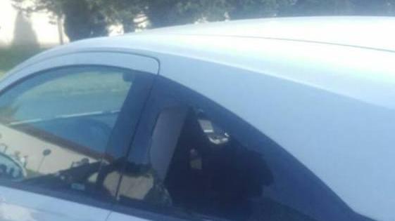 Gli rubano nella macchina mentre dà l’addio alla madre