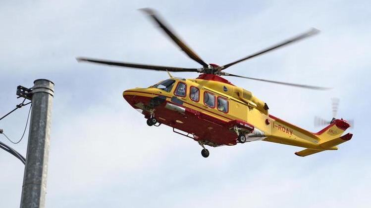 Cade nel vuoto mentre scala un sentiero in montagna
