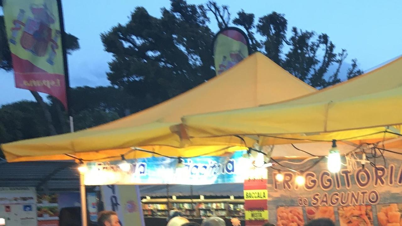 Festa spagnola con vista mare