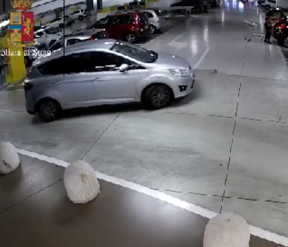 Rubava nelle auto Arrestata una coppia