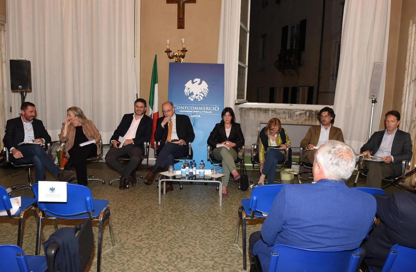 Commercio e movida i candidati si scontrano 