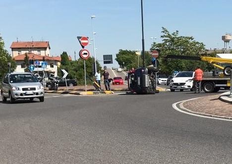 Scontro alla rotonda: un’auto si ribalta