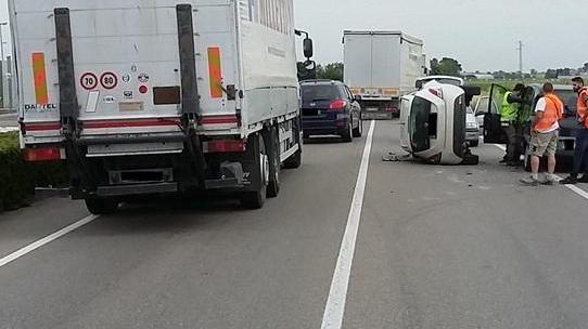 Auto si ribalta, traffico in tilt