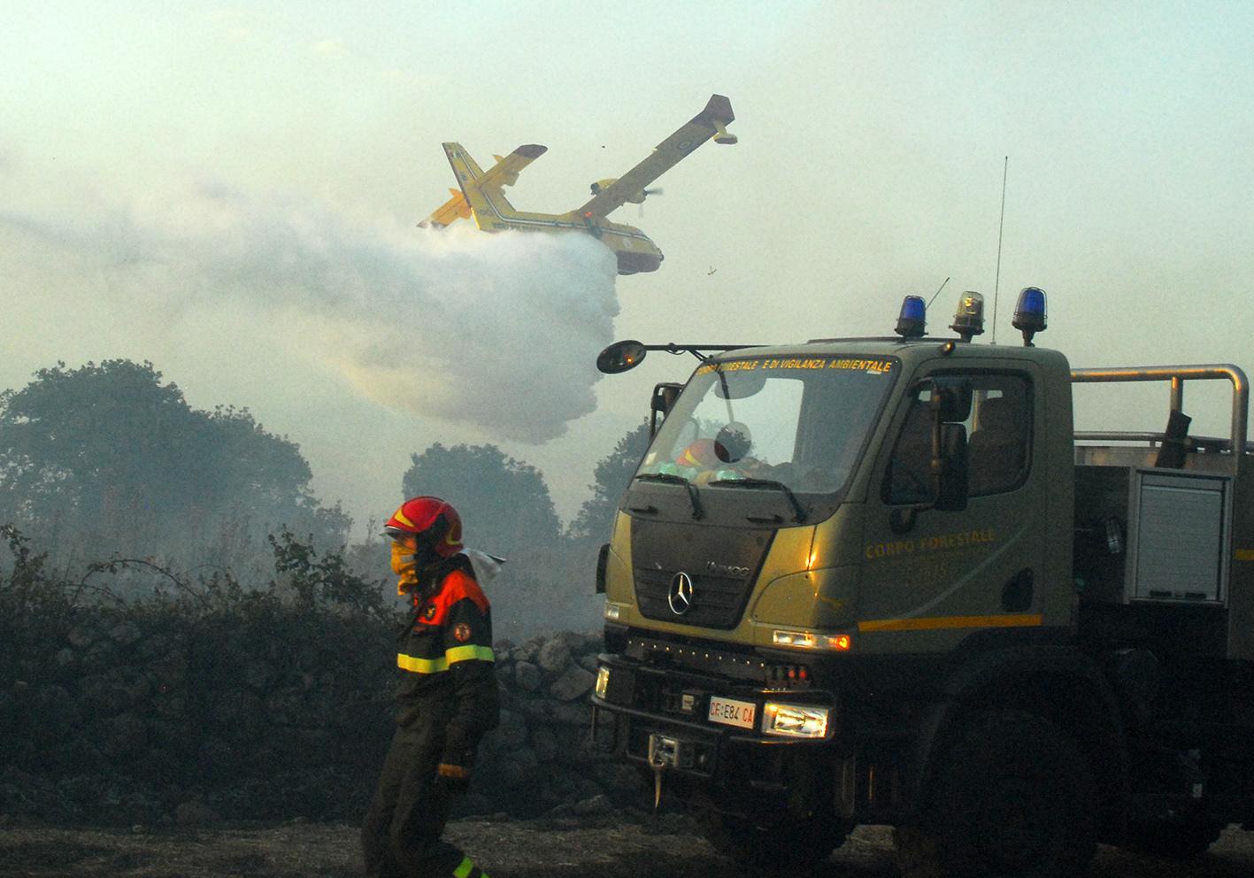 Un canadair in azione