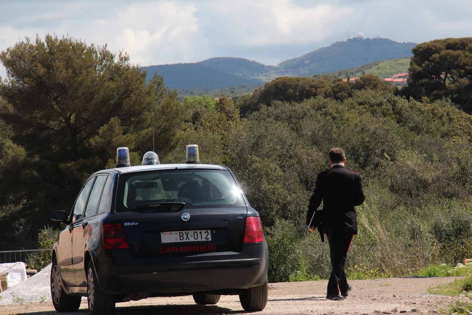 Un controllo dei carabinieri in campagna (Foto d'archivio)