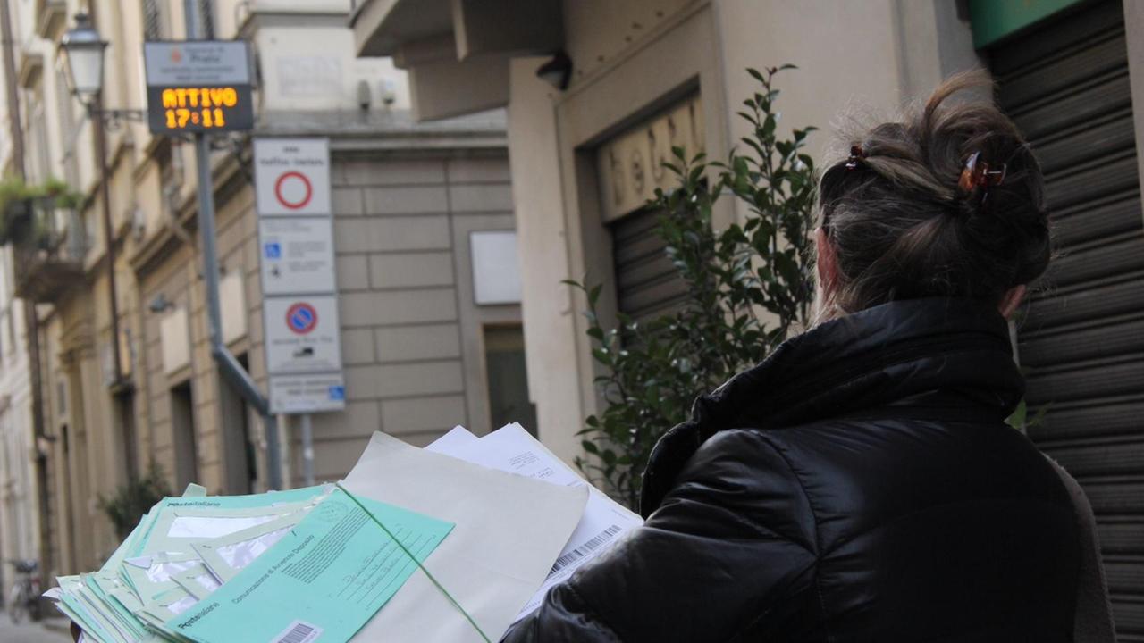 La signora Floriana Passini col pacco di multe(foto Batavia)