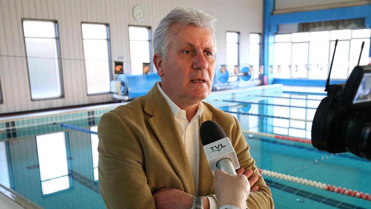 Il presidente della Provincia, Rinaldo Vanni, alla piscina Marchi di Pescia (Foto Nucci)
