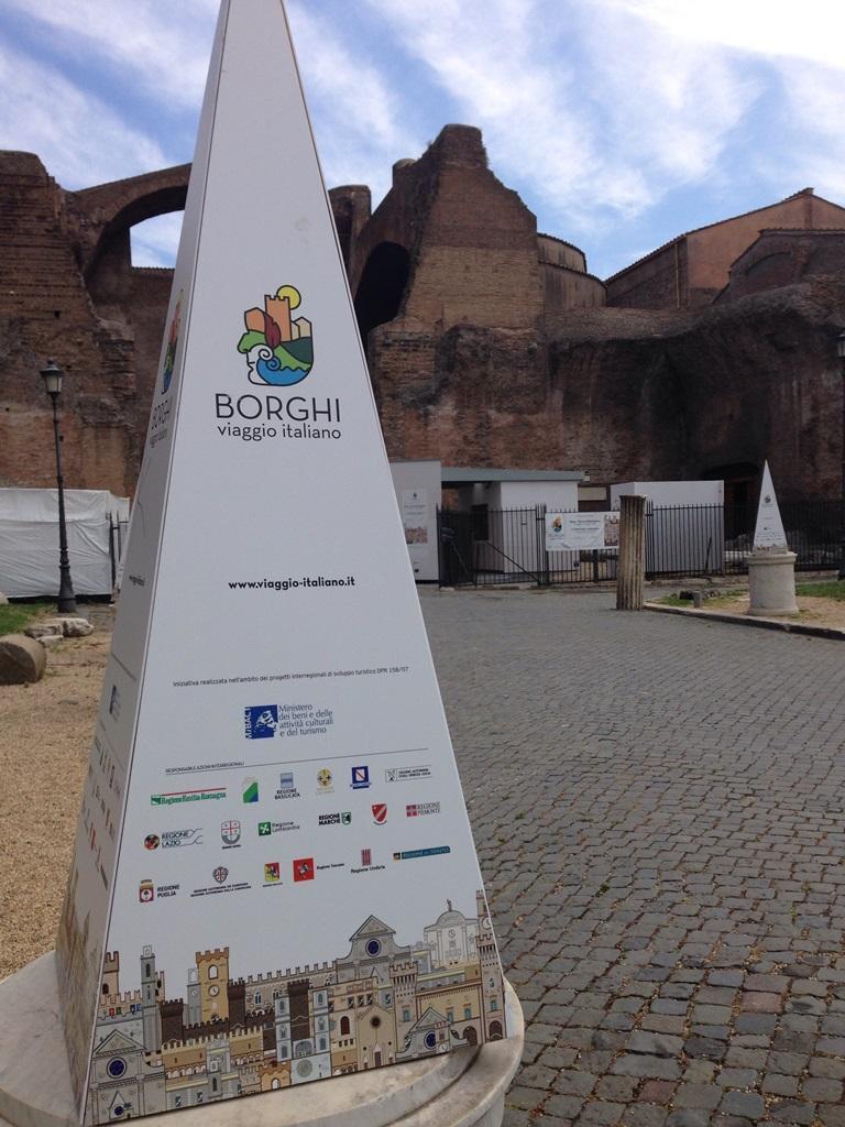 L'accesso all'area dei borghi toscani alle Terme di Diocleziano a Roma