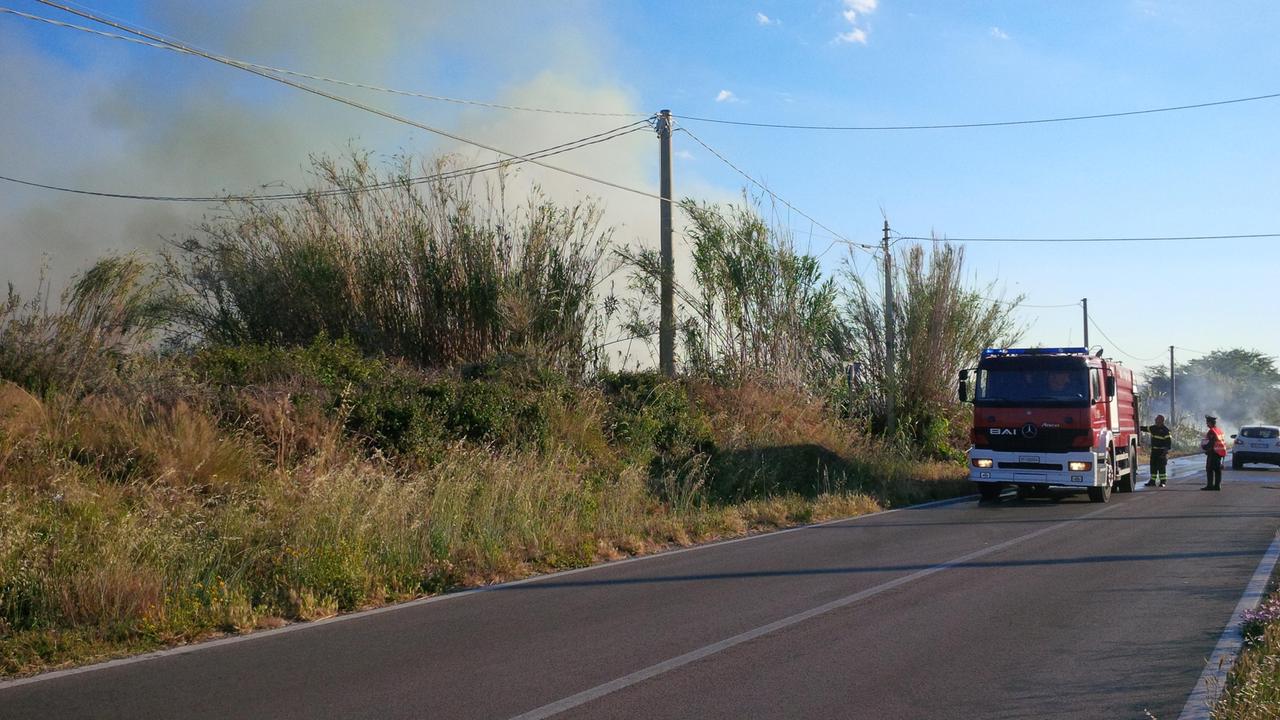Vasto incendio nella periferia di Sorso: arriva l'elitanker