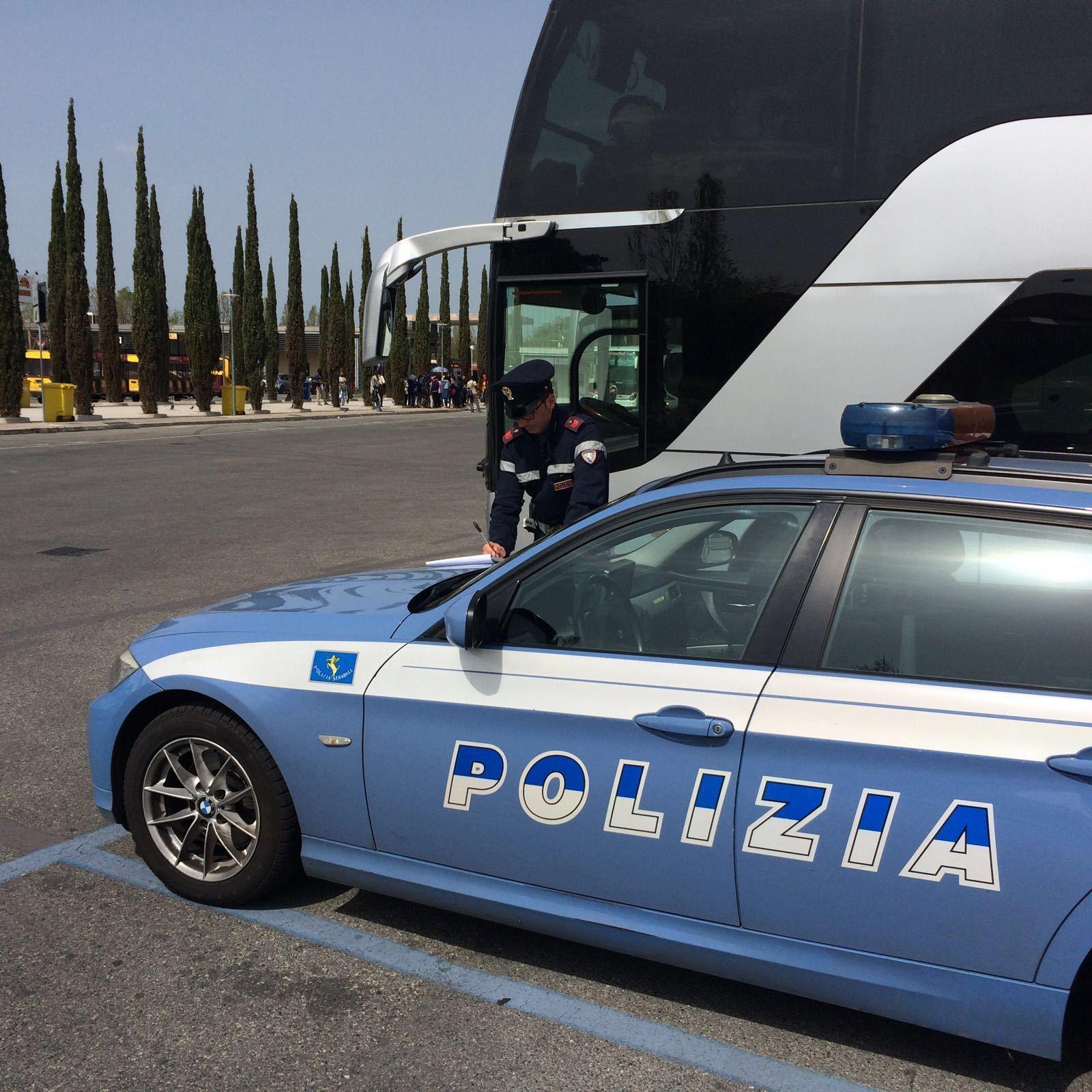 Controlli della polizia stradale agli autobus delle gite scolastiche (foto d'archivio)