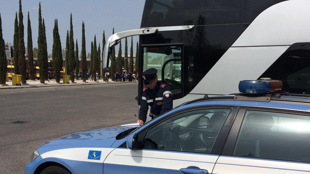 Controlli della polizia stradale agli autobus delle gite scolastiche (foto d'archivio)