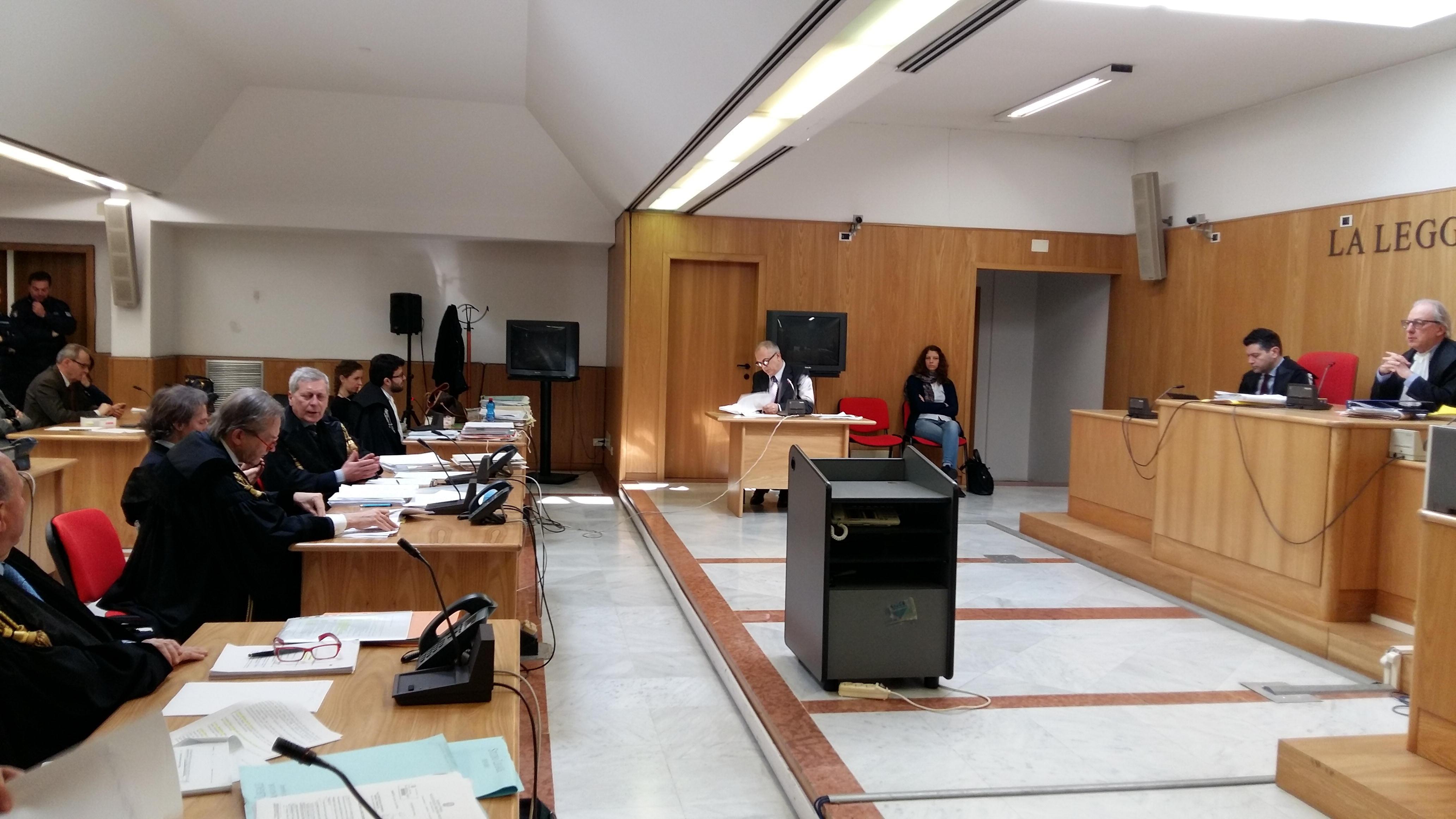 Un'aula di tribunale in una foto di archivio 