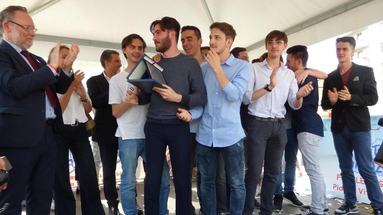 La premiazione degli studenti della 5ªIB del Fedi Fermi, in piazza Vittorio Emanuele II a Pisa