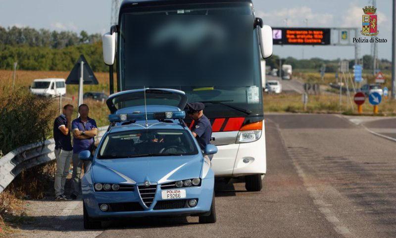 Il pullman fermato dalla polizia stradale dopo il controllo