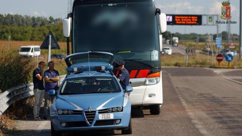 Il pullman fermato dalla polizia stradale dopo il controllo