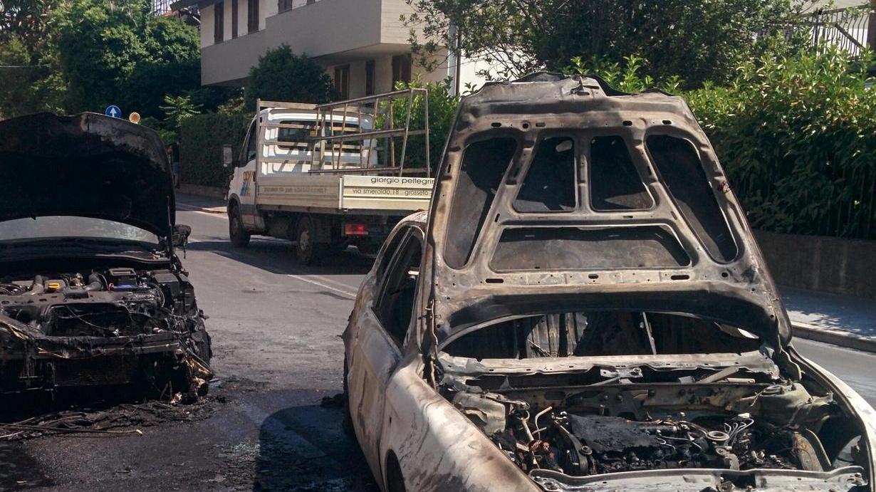 Due auto a fuoco nel centro di Castiglione
