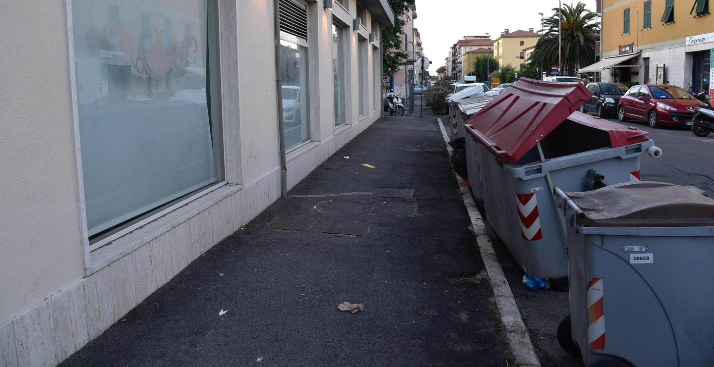 Ubriaco si mette al volante e sbatte contro i cassonetti