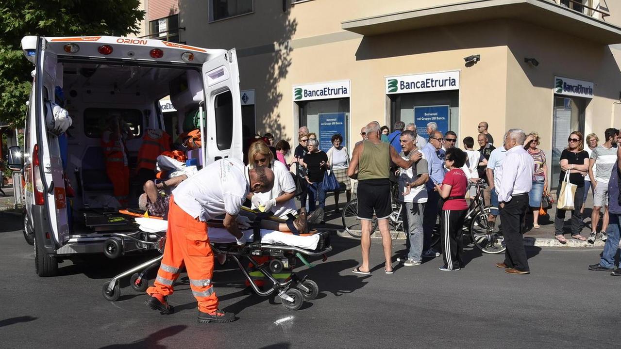Investito in bici alla rotatoria Via Sauro, uno scontro al giorno